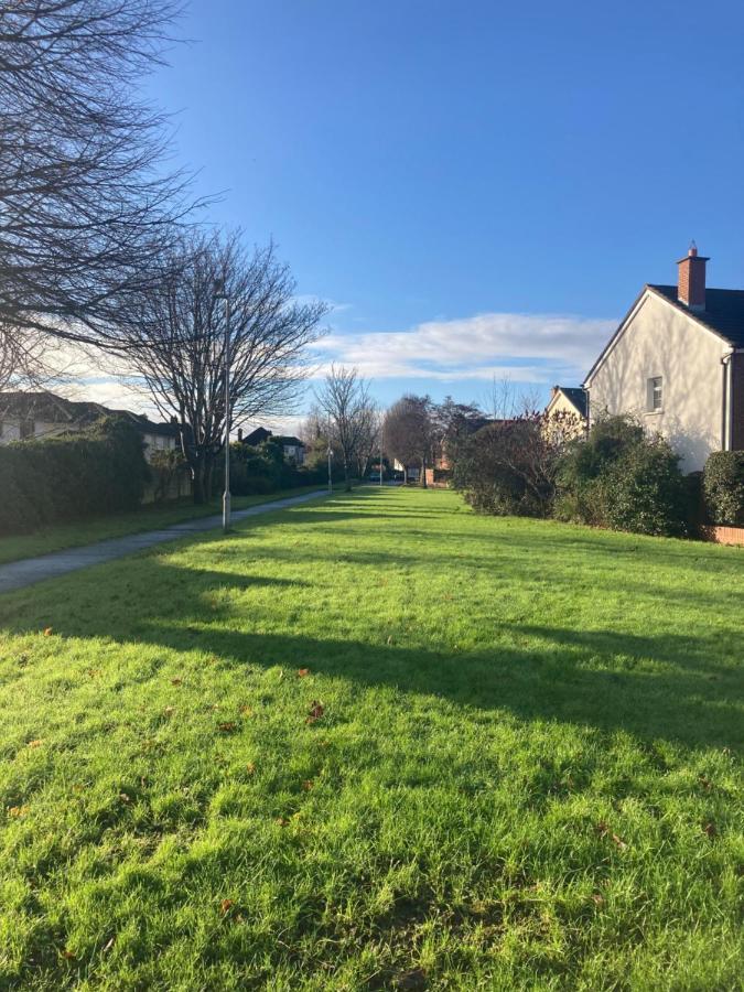Entire Terraced Two Story Redbrick House With Parking In Secluded Cul De Sac Villa *