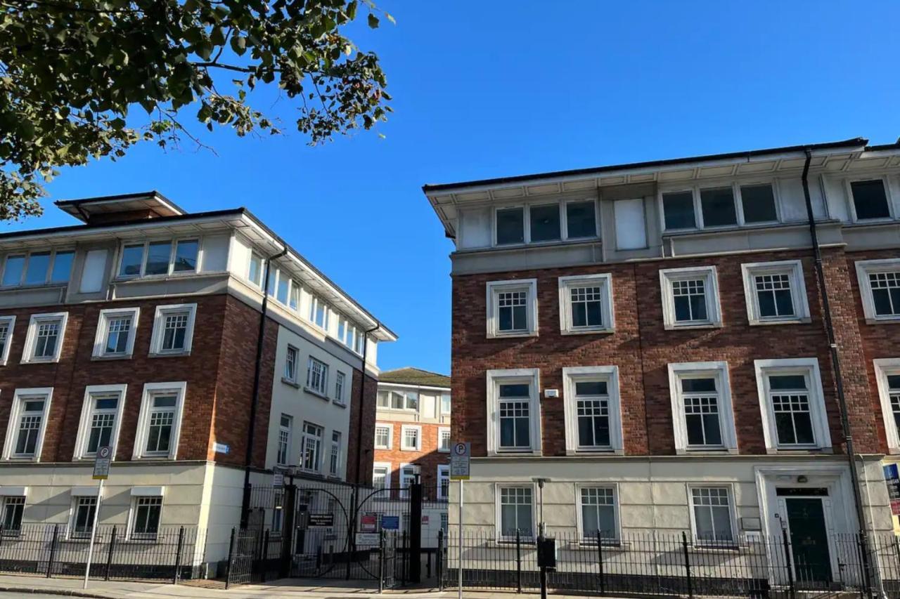 Stylish 2 Bedroom Flat In *