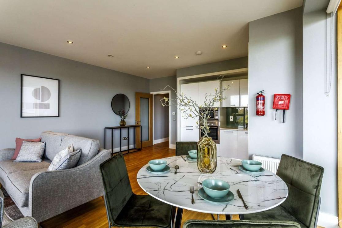 Private Available In Spacious High Rise With Park & View * Dublin