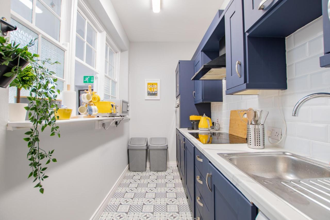 The Yellow Door By Shortstays *