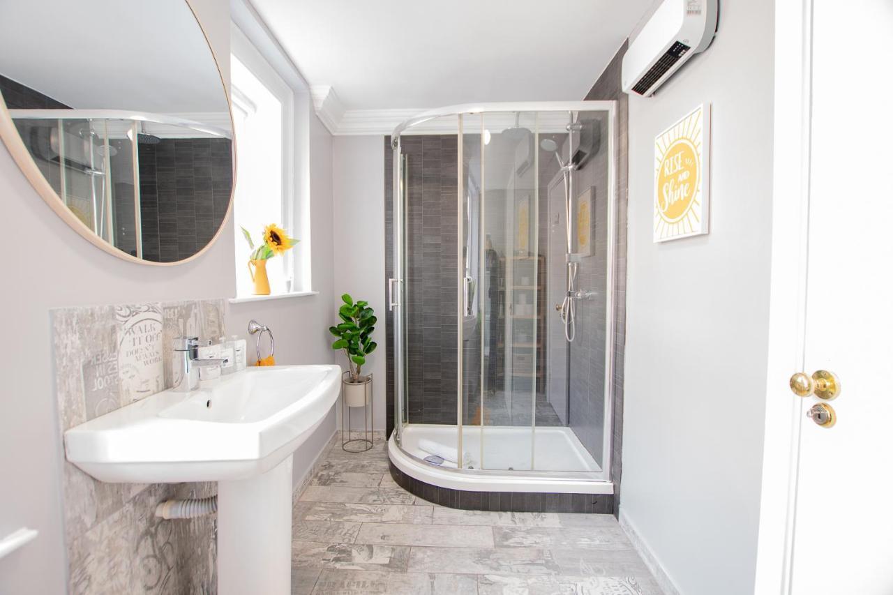 The Yellow Door By Shortstays Holiday home