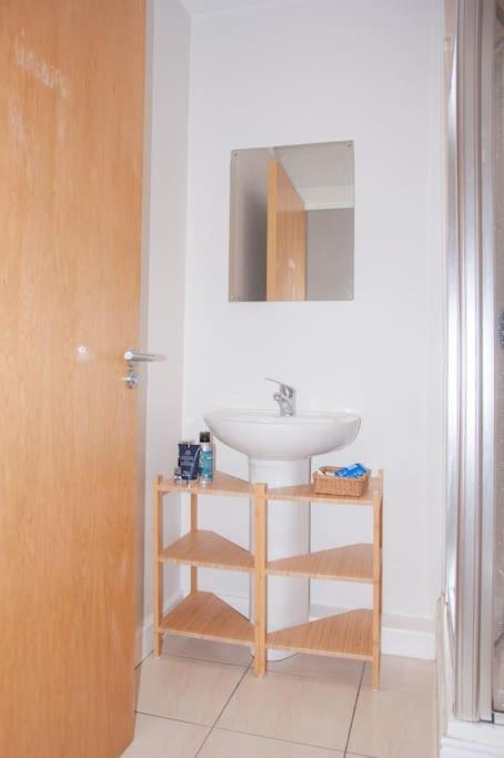 Apartment 2 Bed 2 Bath With Canal View *