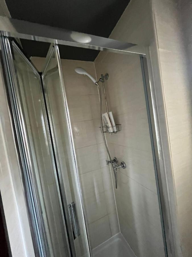 Upstairs - Private Kitchenette And Small En-suite Apartment Dublin