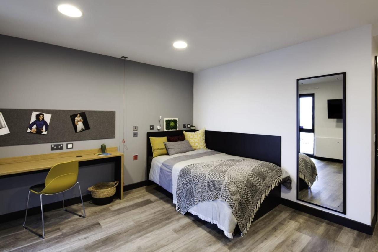 Cosy Ensuite Bedrooms At Aspen House In Apartment *