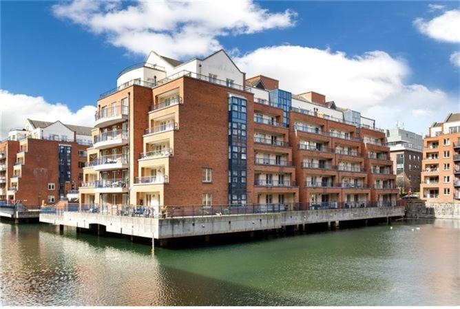 Homestay Custom House Harbour Apartments, Ifsc *