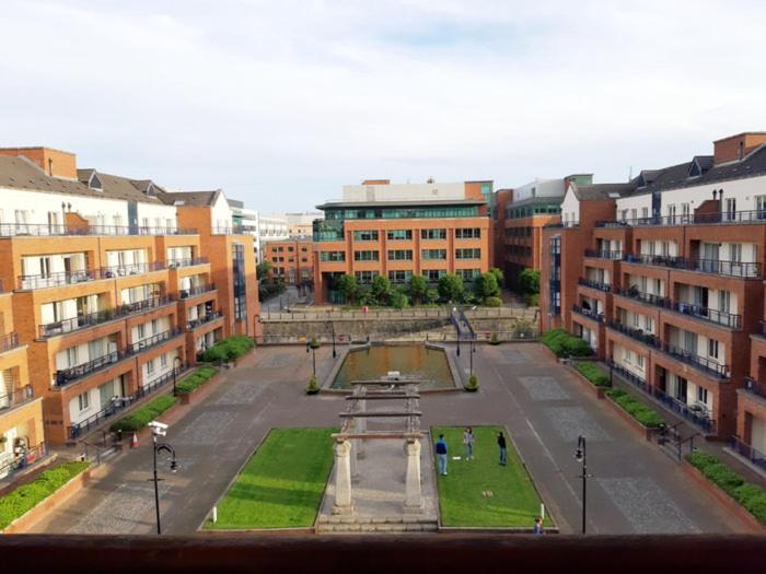 Homestay Custom House Harbour Apartments, Ifsc *
