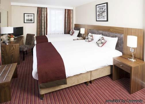 Maldron Parnell Square 4*
