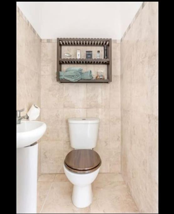 Spacious 2-bedroom Property, Minutes From City. Apartment