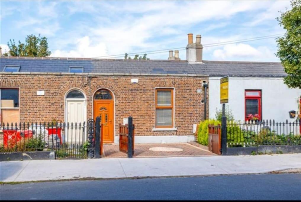 Spacious 2-bedroom Property, Minutes From City. *