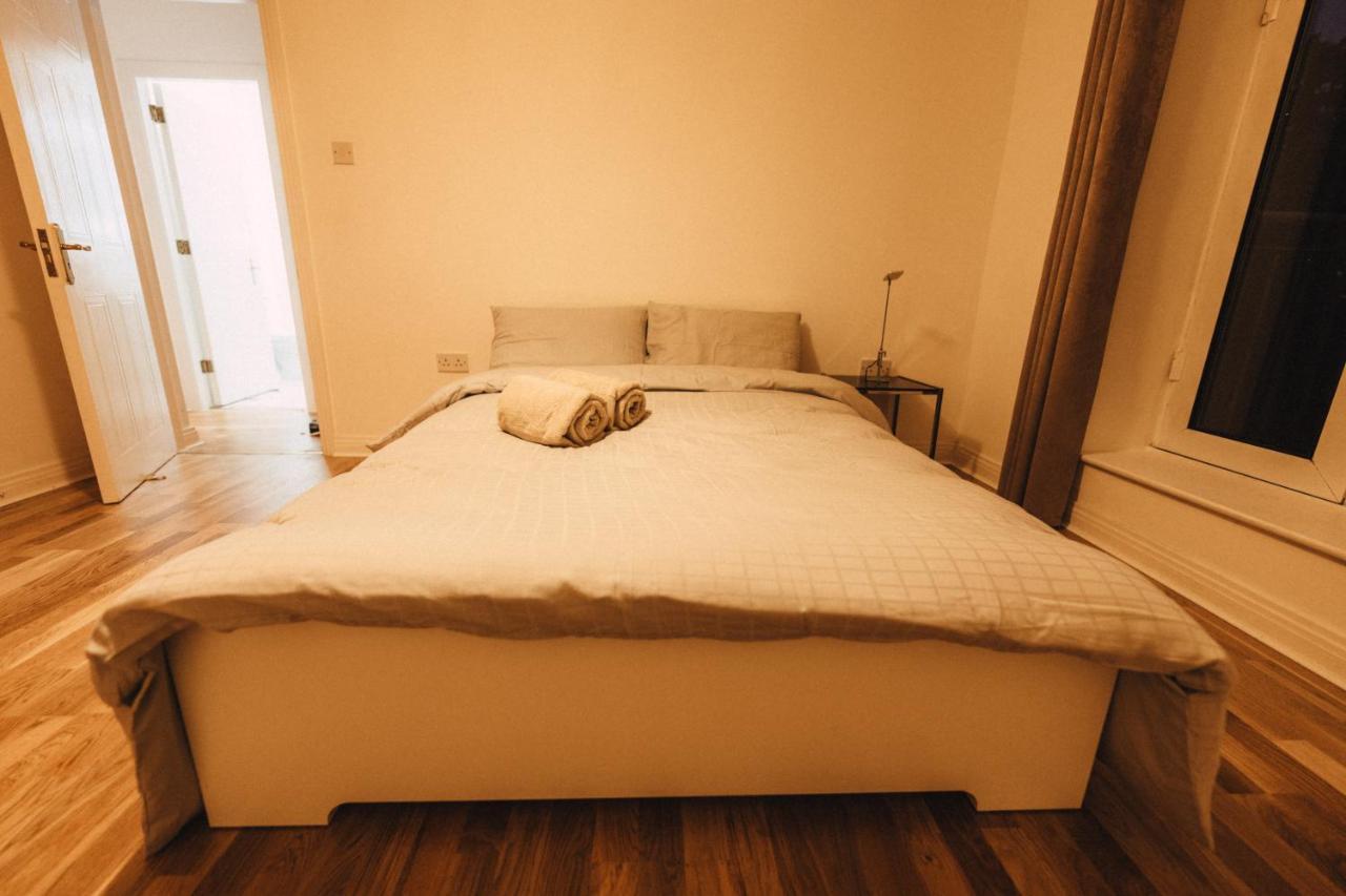 Goldenglow 15 Min Airport Apartment