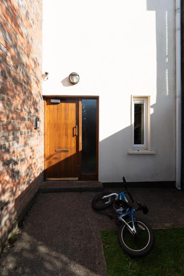 Goldenglow 15 Min Airport Apartment