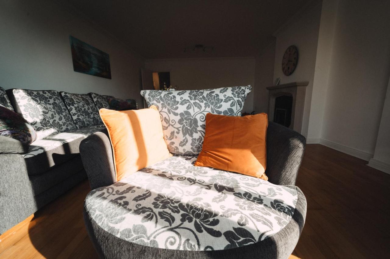 Goldenglow 15 Min Airport Apartment
