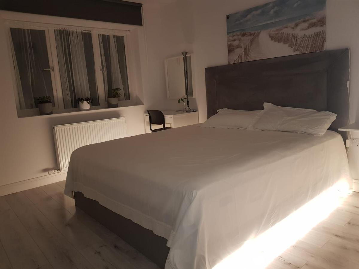 Barnoaks House - Private Ensuite Bathroom Homestay Dublin