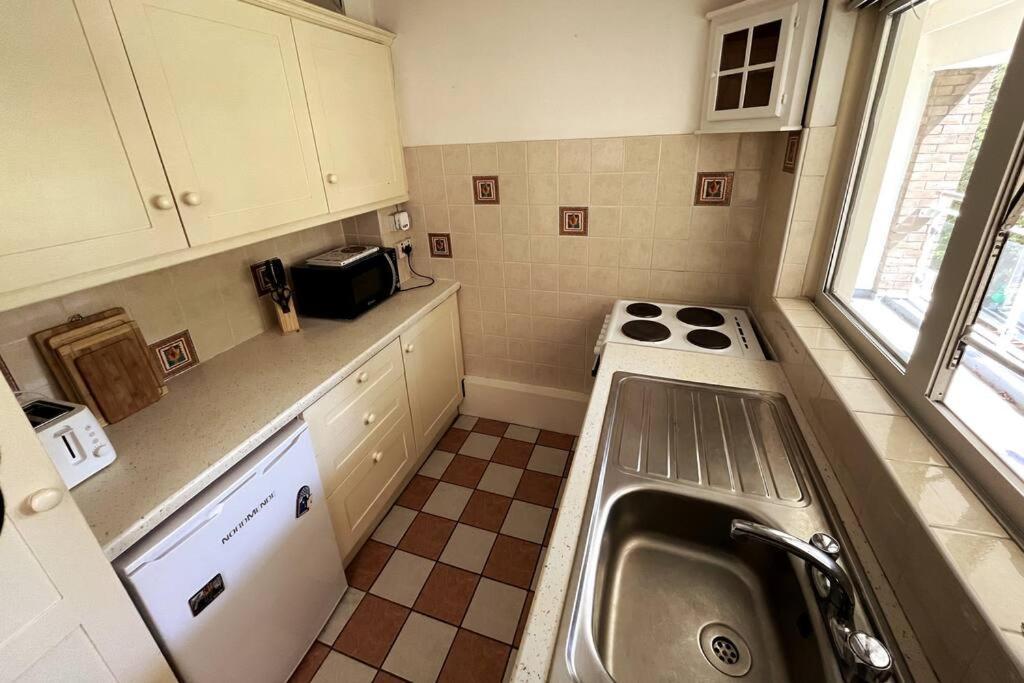 Apartment Peaceful Studio Apt W/2 Beds *