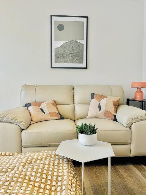 Luxury Top Location Rds, Aviva 5 Min Walk Apartment *
