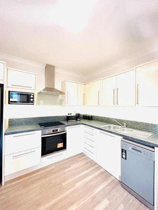 Luxury Top Location Rds, Aviva 5 Min Walk Apartment