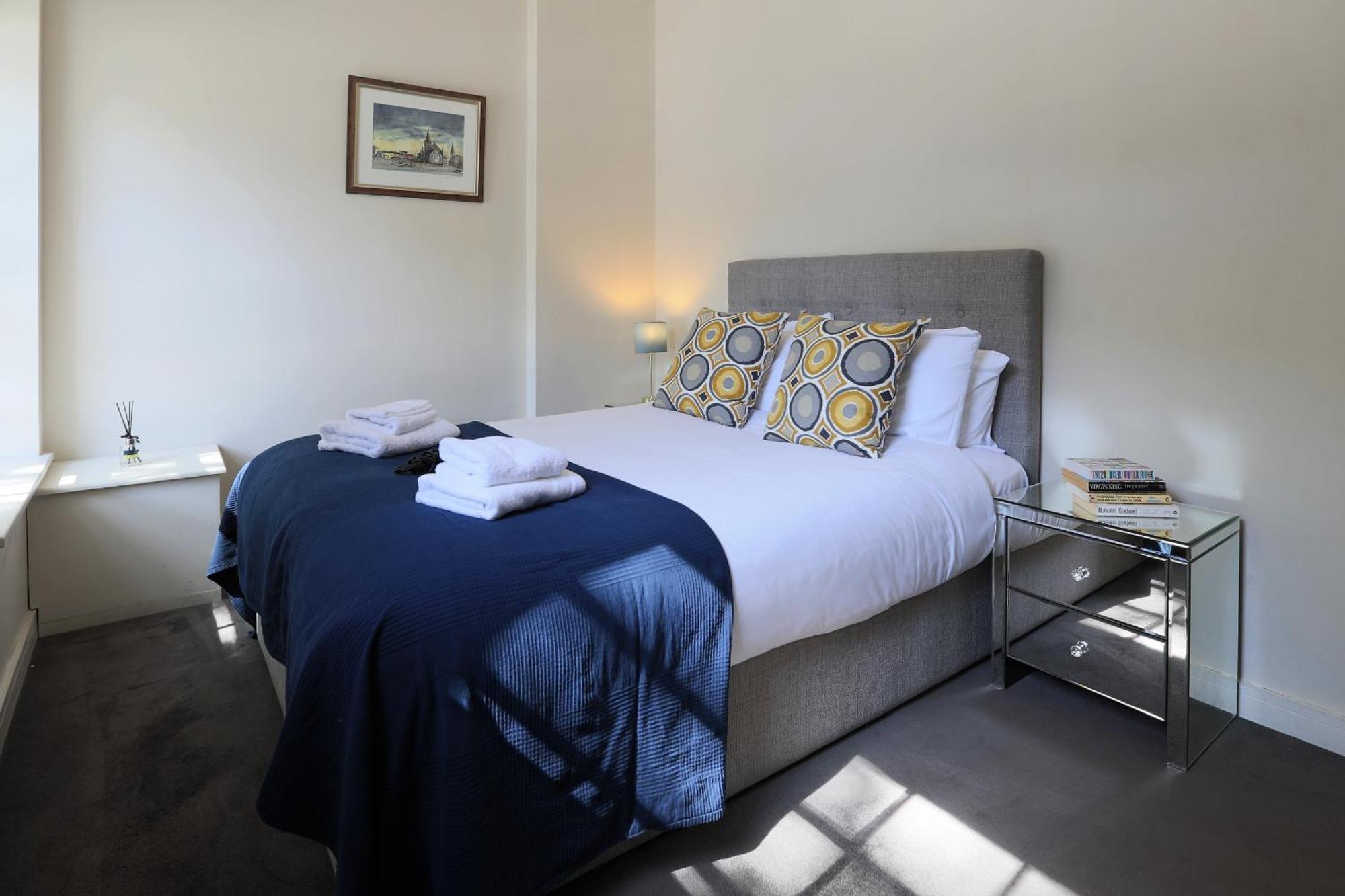 Holiday home A Luxurious City Centre White Regency Townhouse With Terrace & Patio