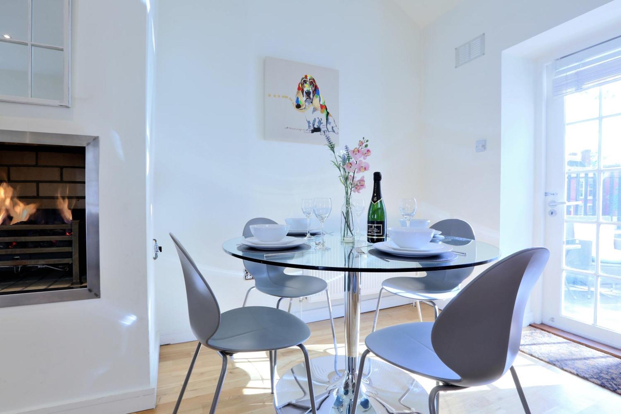 A Luxurious City Centre White Regency Townhouse With Terrace & Patio Holiday home *
