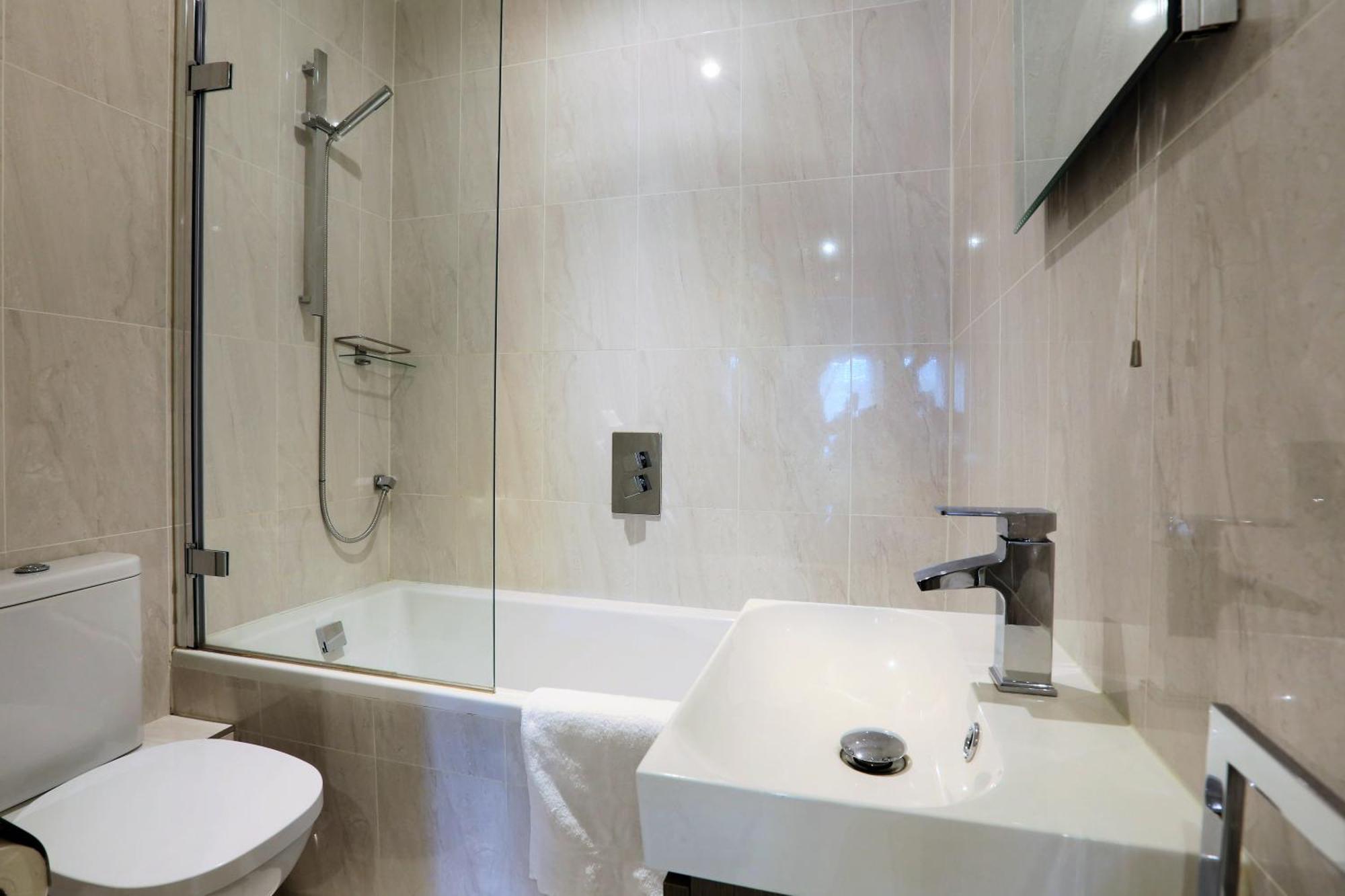 Holiday home A Luxurious City Centre White Regency Townhouse With Terrace & Patio *