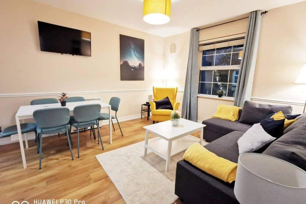 New Spacious & 3bedroom Tv& Wifi *