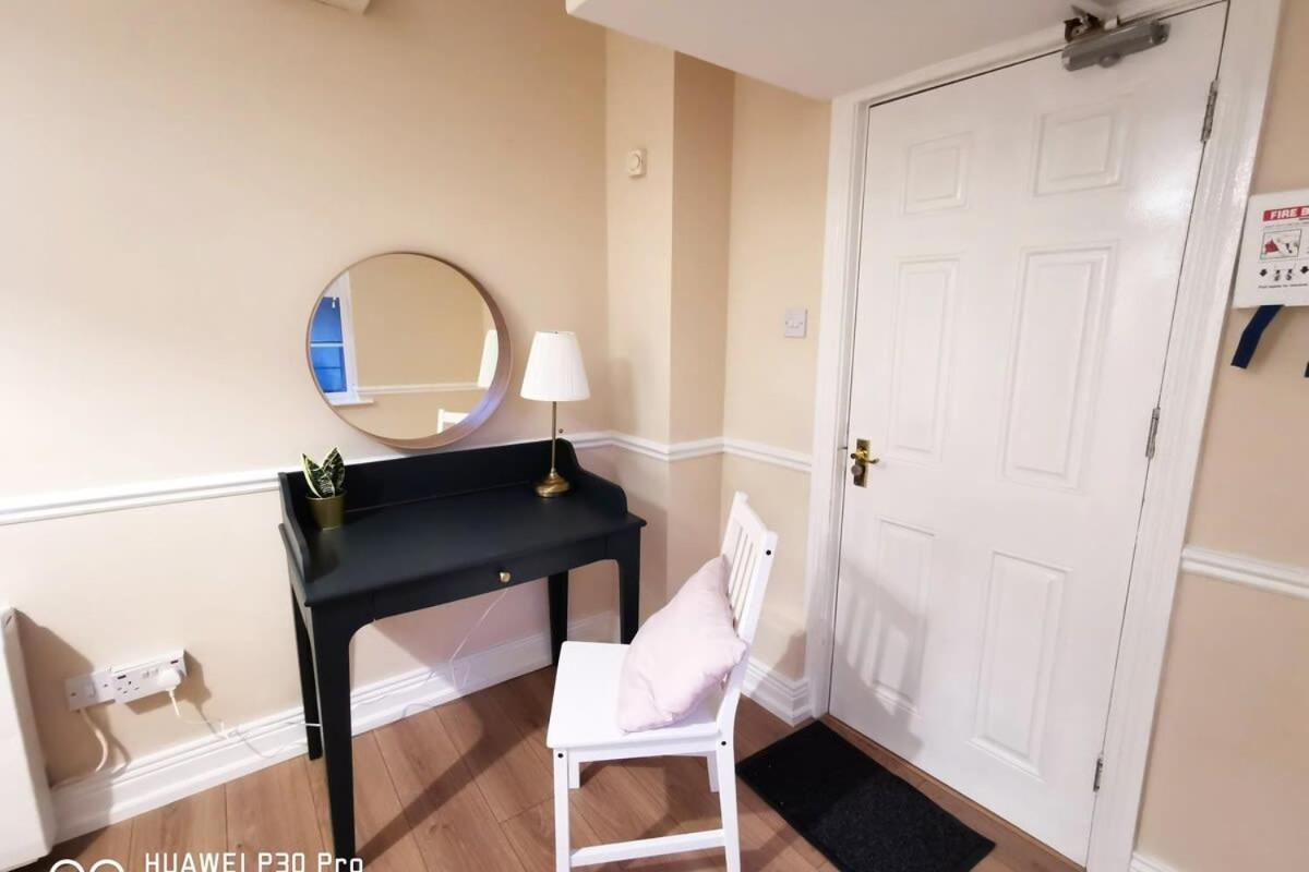 New Spacious & 3bedroom Tv& Wifi Apartment