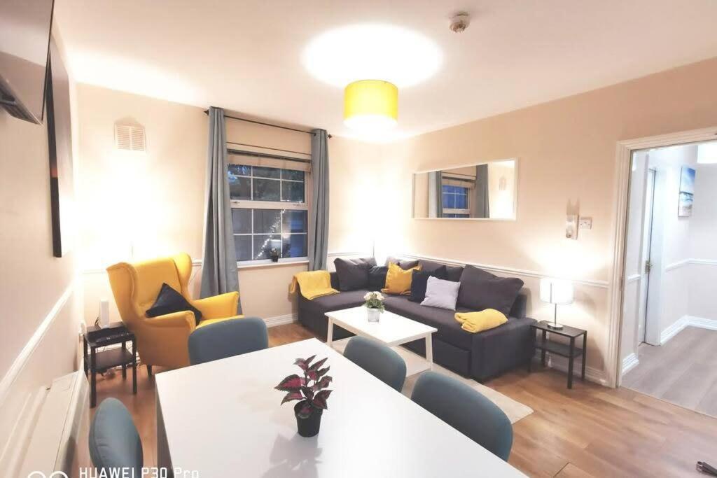 New Spacious & 3bedroom Tv& Wifi Apartment *