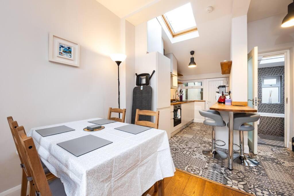 Vakantiehuis Super 2-bed House 5 Min To Harcourt Tram Stop