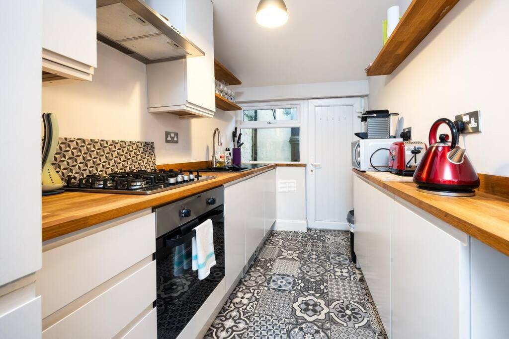 Vakantiehuis Super 2-bed House 5 Min To Harcourt Tram Stop Dublin