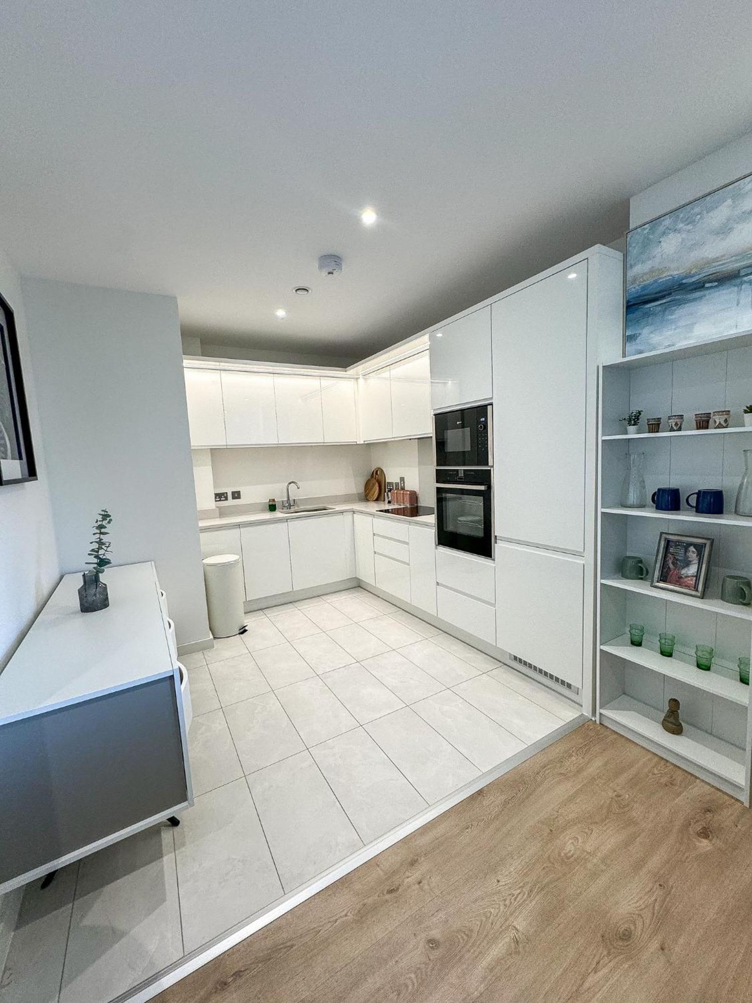 Elegant 2 Bedroom In Grand Canal Apartment *