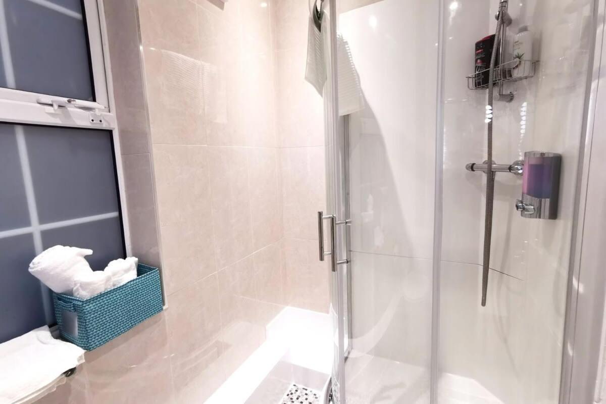 New Spacious & 3bedroom Tv& Wifi Dublin