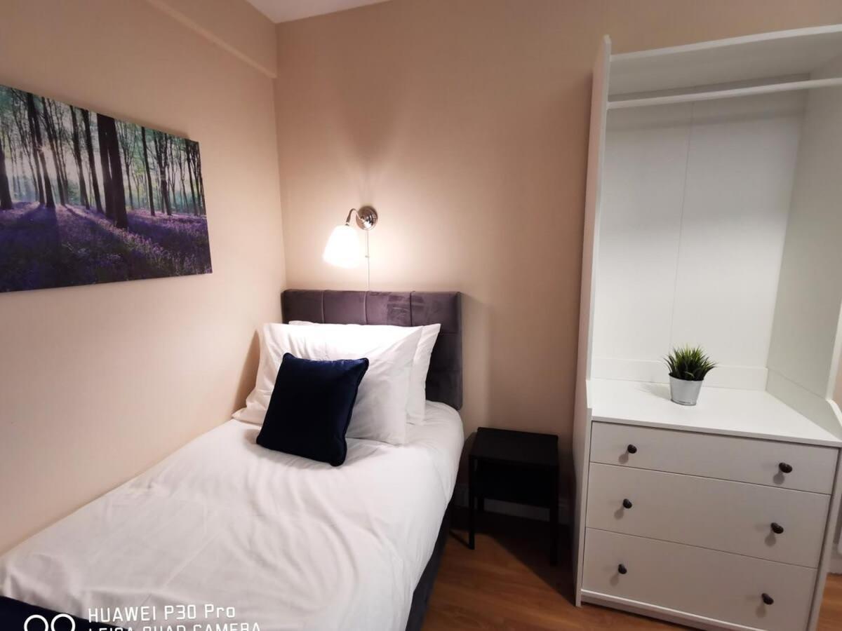 New Spacious & 3bedroom Tv& Wifi Apartment *