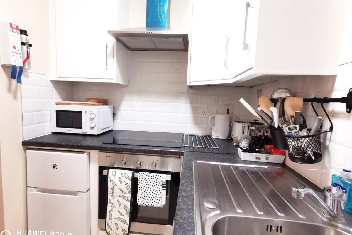 New Spacious & 3bedroom Tv& Wifi