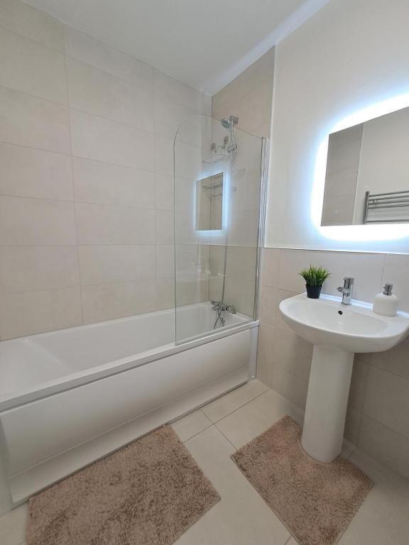 Cozy Bedroom In Lucan,
