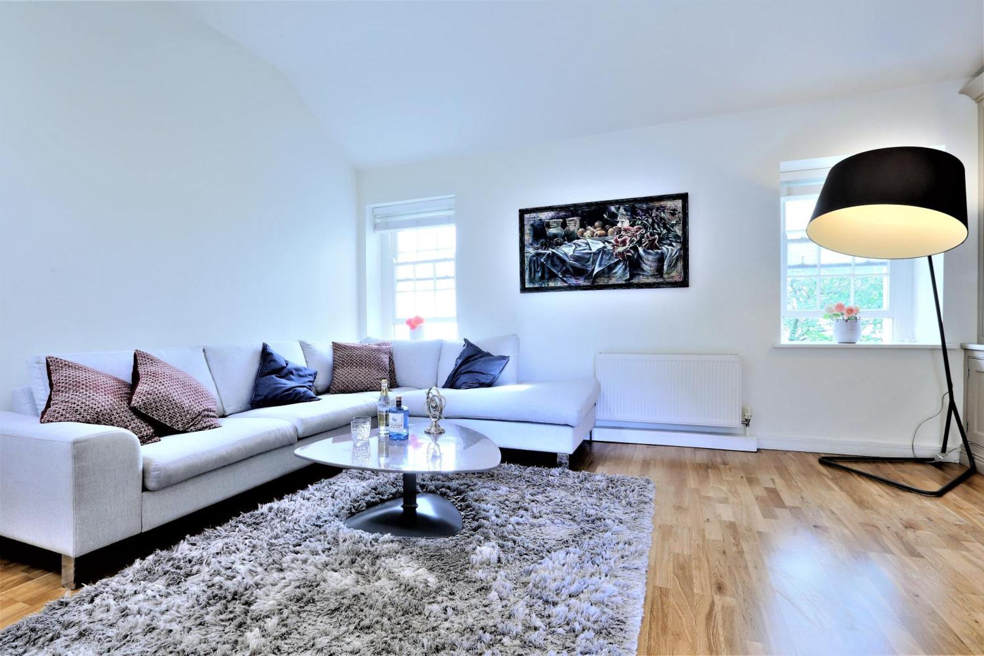 Holiday home A Luxurious City Centre White Regency Townhouse With Terrace & Patio