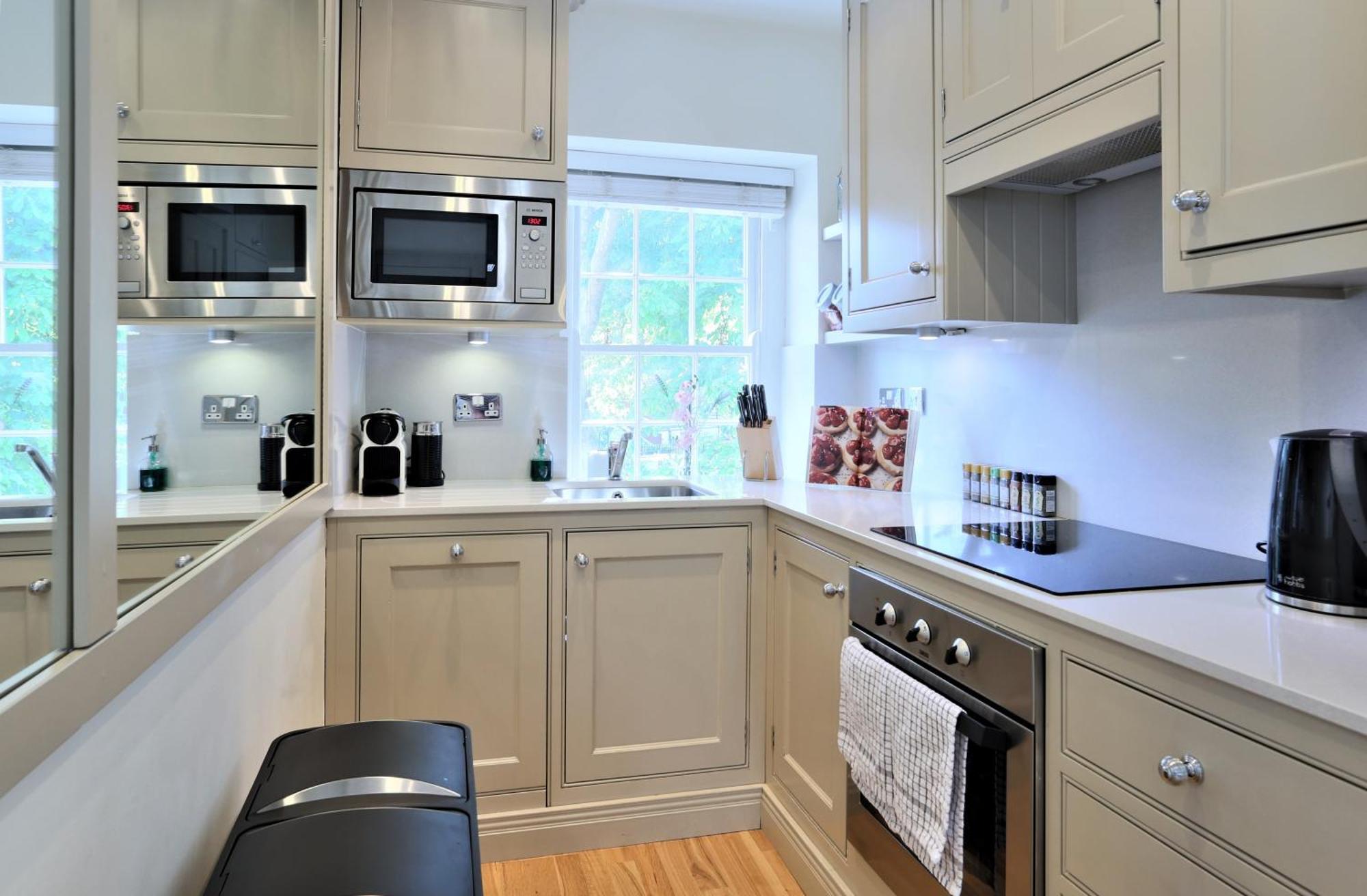 A Luxurious City Centre White Regency Townhouse With Terrace & Patio Holiday home
