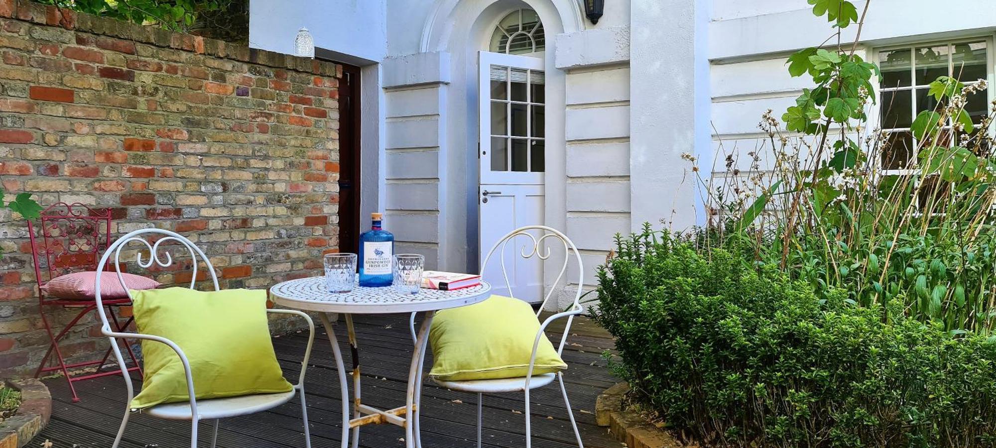 A Luxurious City Centre White Regency Townhouse With Terrace & Patio Holiday home *