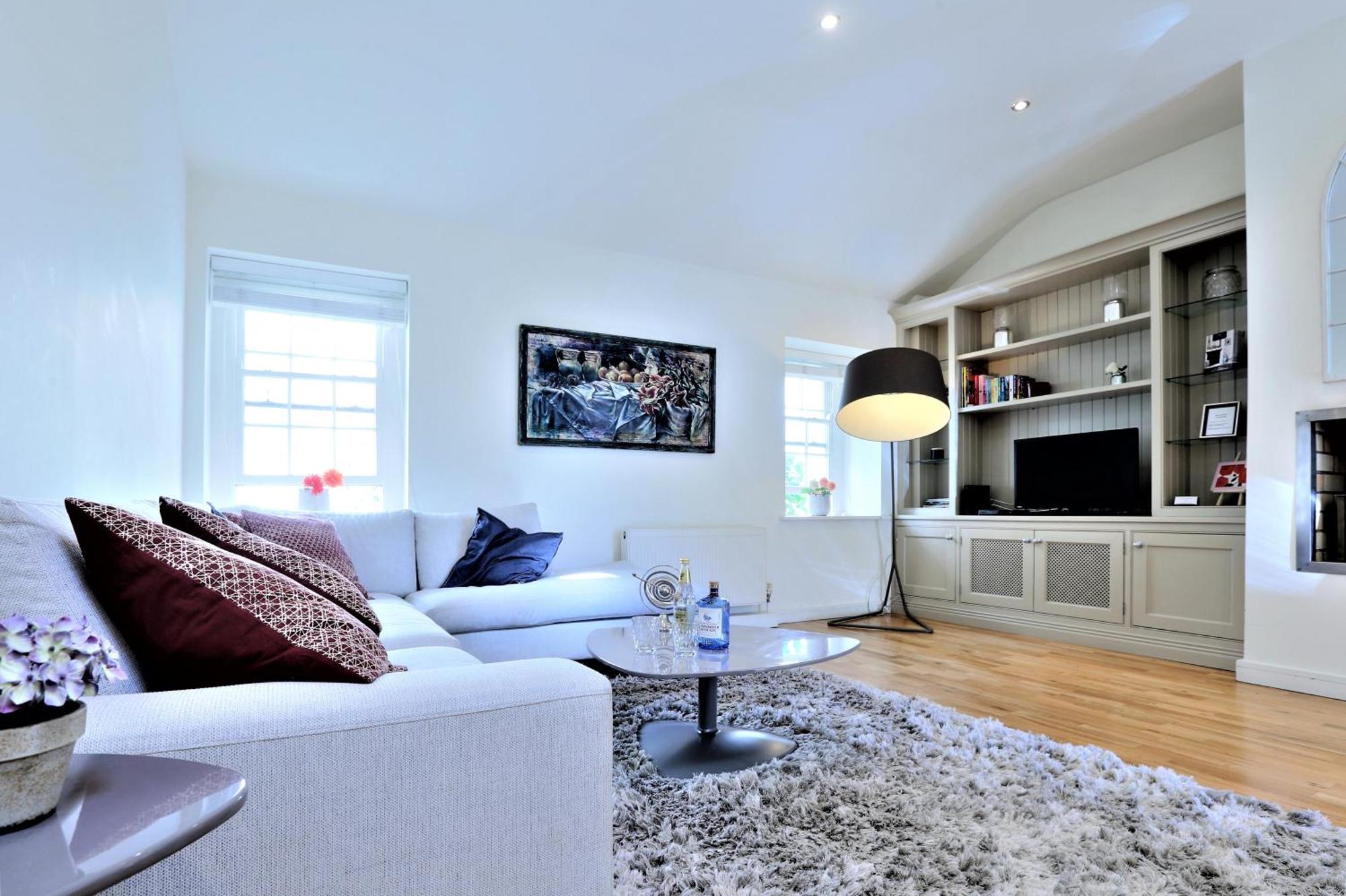 Holiday home A Luxurious City Centre White Regency Townhouse With Terrace & Patio