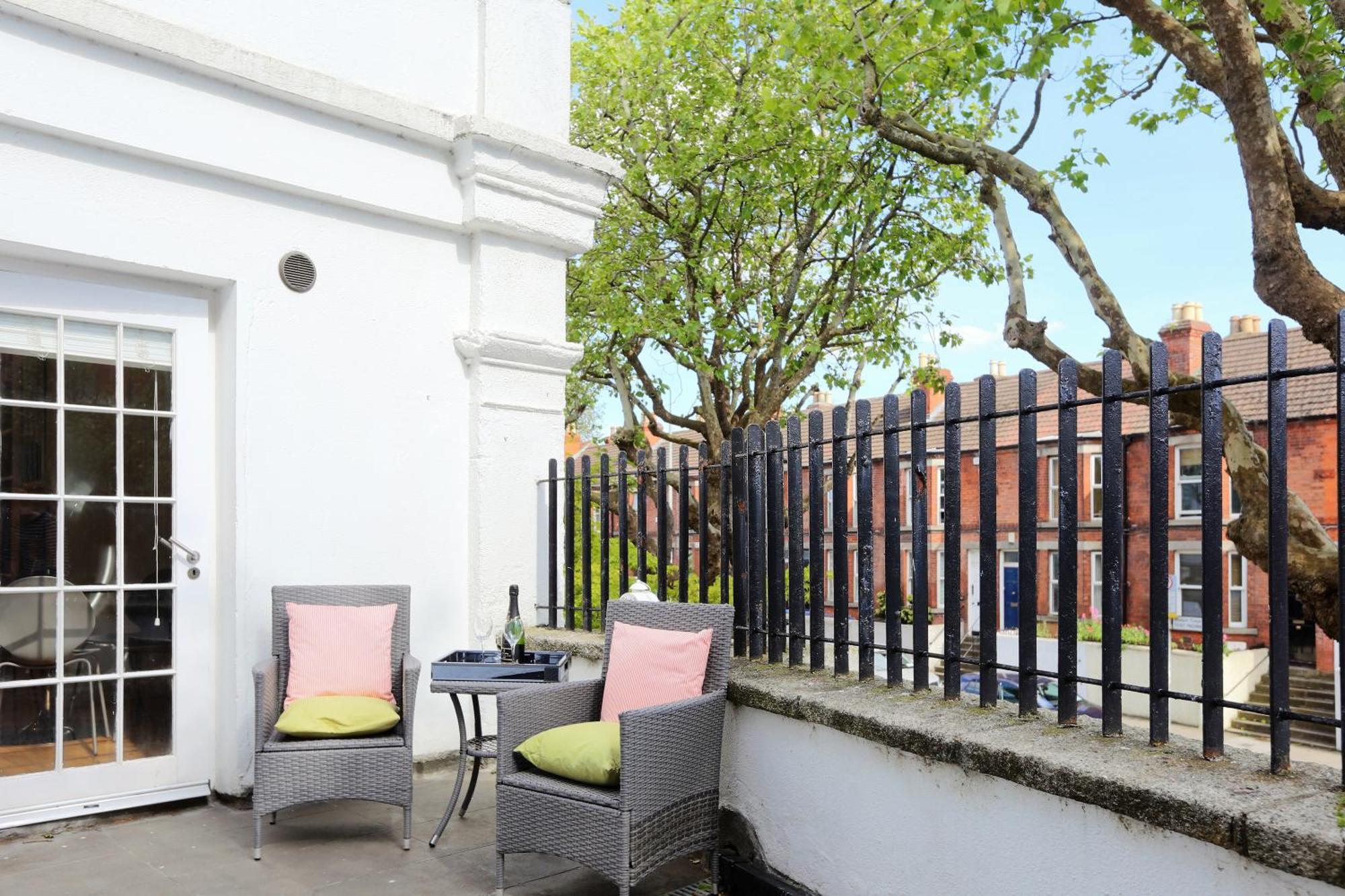 A Luxurious City Centre White Regency Townhouse With Terrace & Patio Dublin