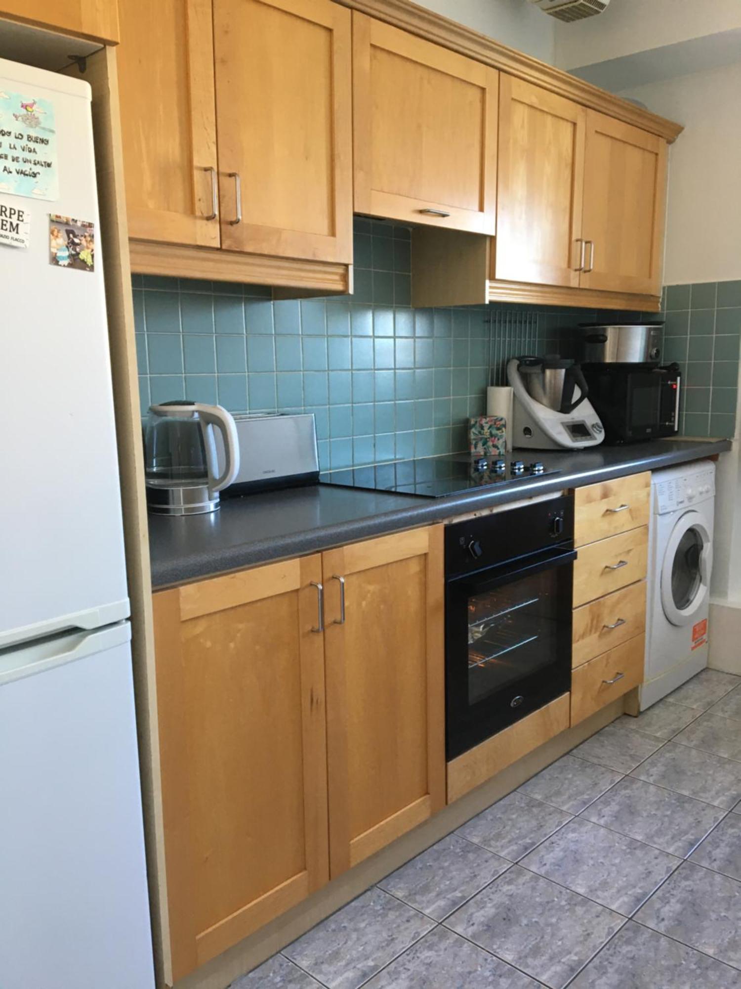 Apartment Spacious 3 Bedroom With Parking *