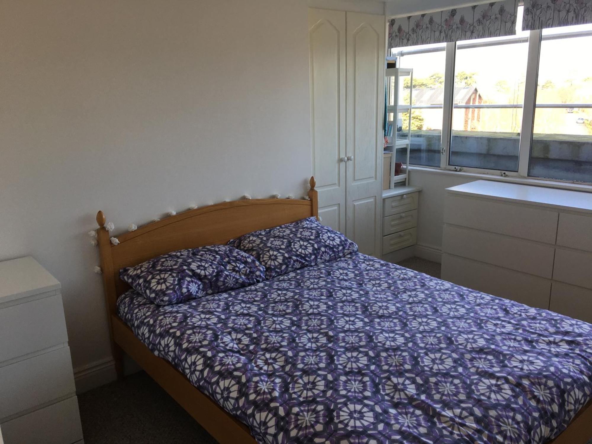 Spacious 3 Bedroom With Parking