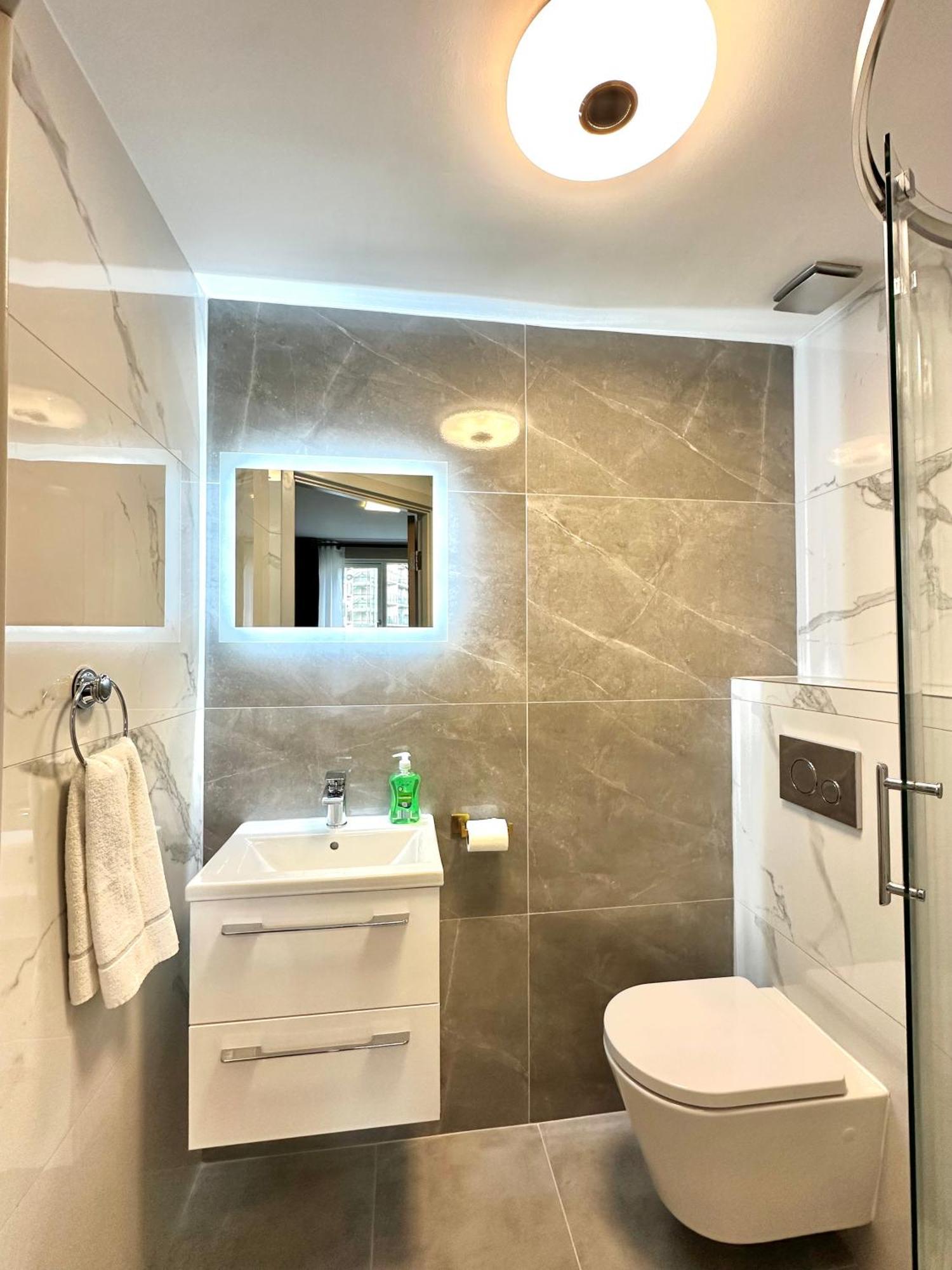 Modern 2bedroom Oasis Near Centre & Airport
