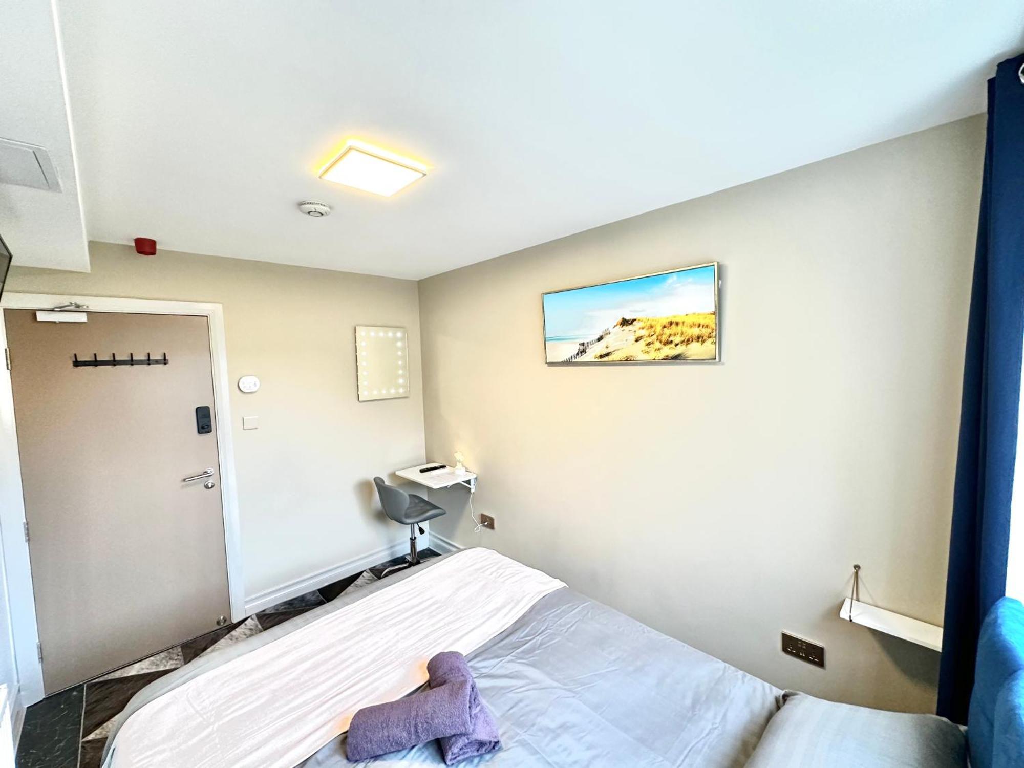 Modern 2bedroom Oasis Near Centre & Airport *