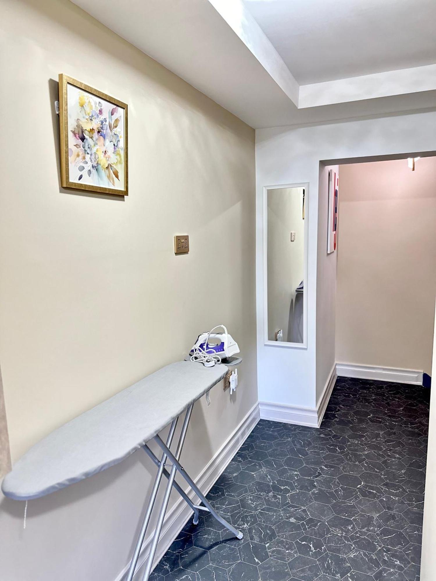 Modern 2bedroom Oasis Near Centre & Airport *