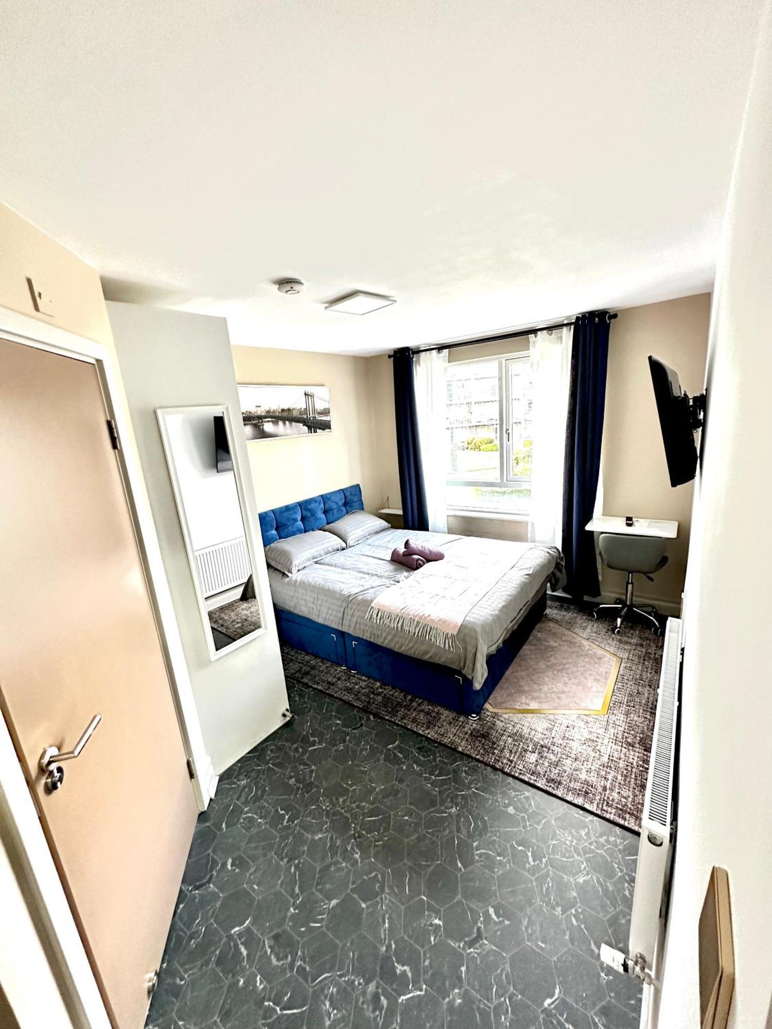 Modern 2bedroom Oasis Near Centre & Airport *