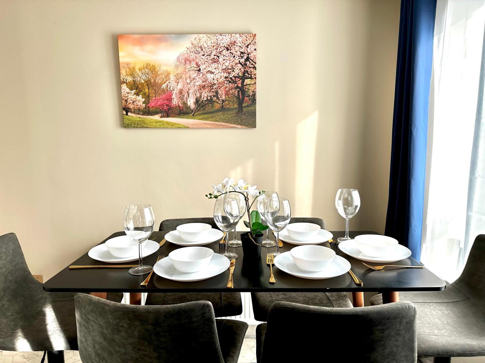 Modern 2bedroom Oasis Near Centre & Airport Apartment *
