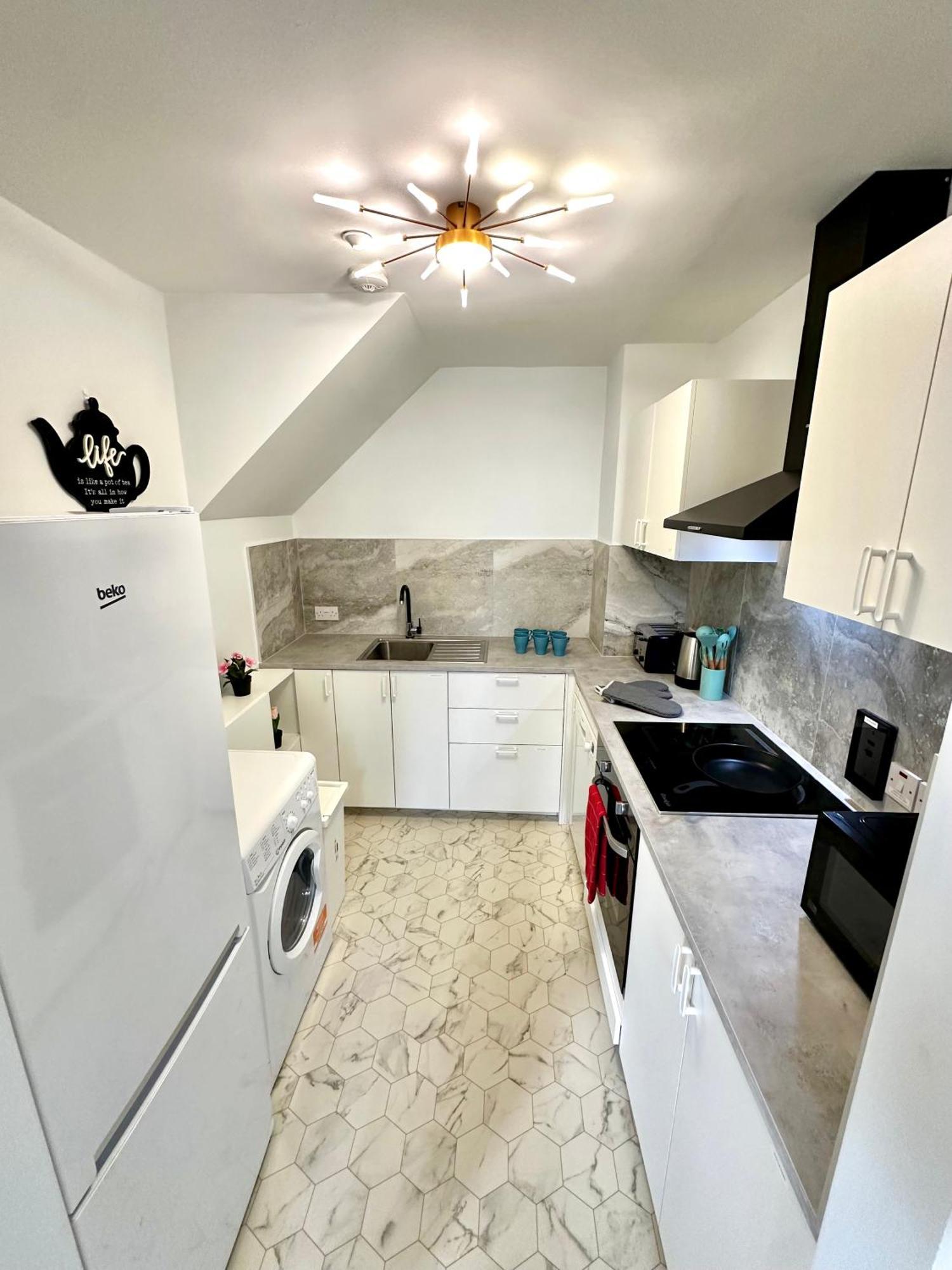 Modern 2bedroom Oasis Near Centre & Airport *
