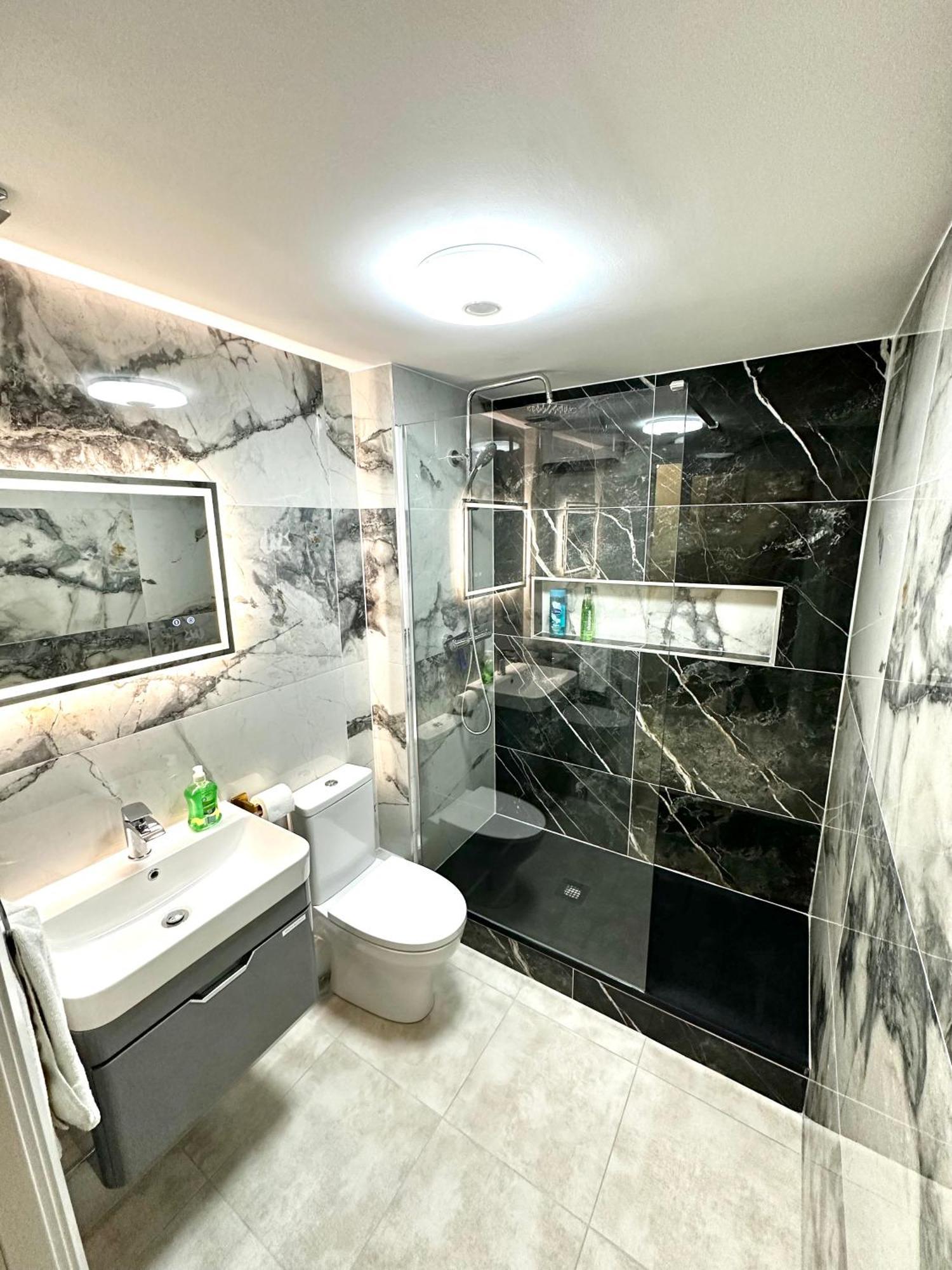 Modern 2bedroom Oasis Near Centre & Airport