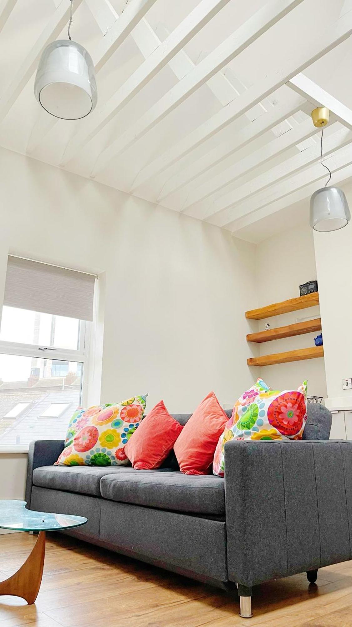 Stylish High Ceiling In South Center