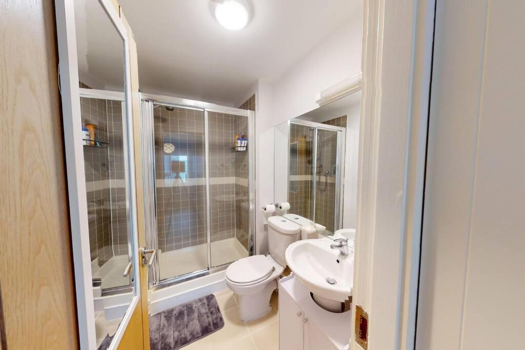 Centrally Located, Comfy 2-bed 2-bath Apt Appartement