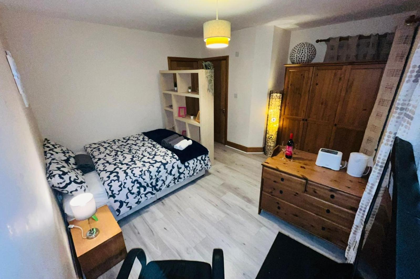 Bedroom + Bathroom D8 Homestay Dublin